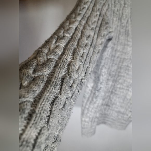 H&M Basics Grey Cable Knit Long Sleeve V-Neck Sweatshirt Pullover Size Small - Picture 2 of 8